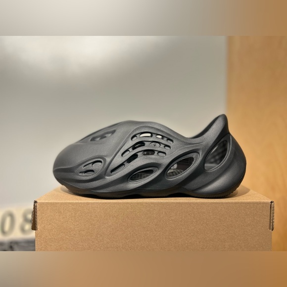 Yeezy Foam Runner Kids “Onyx” (2022) - Picture 2 of 6